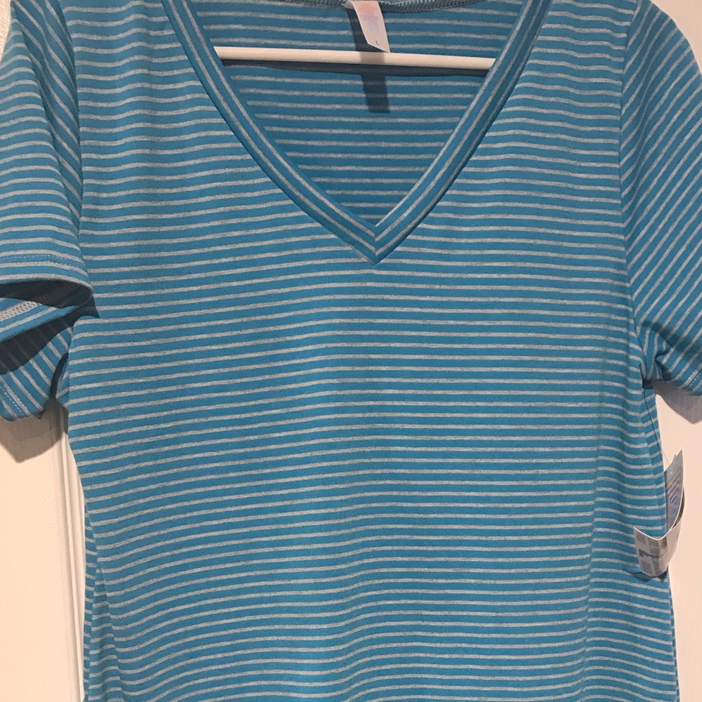 3/$10. LulaRoe Christy tee large